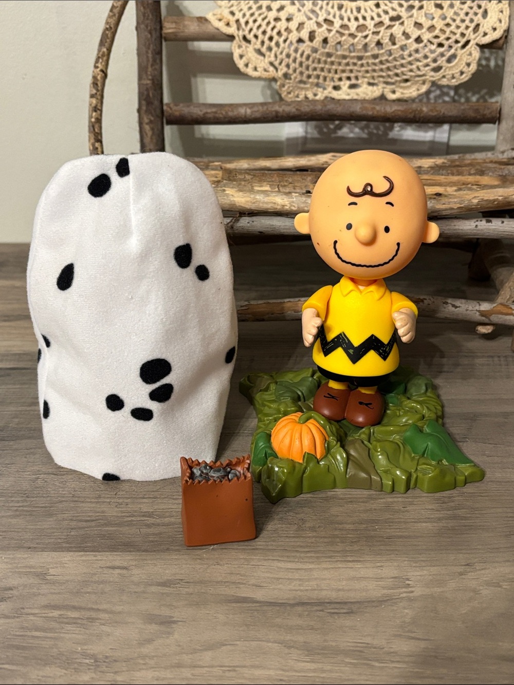 Memory Lane Peanuts It’s The Great Pumpkin Charlie Brown with bag of Rocks EUC